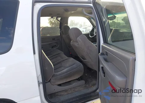 2005 Chevrolet Suburban 1500 Ls z USA, uszkodzony, nr VIN 3GNEC16Z55G116569